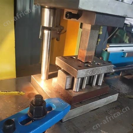 琨晨 爬架数控冲孔机 锌钢护栏冲床 角铁槽钢冲孔设备 操作简单